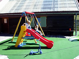 Kinderspielplatz (wird von den Eltern beaufsichtigt!)